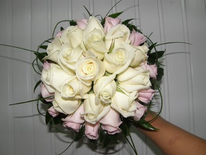 Бели рози за сватба