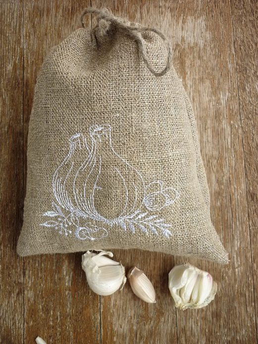 Conservare l'aglio in un sacchetto di stoffa